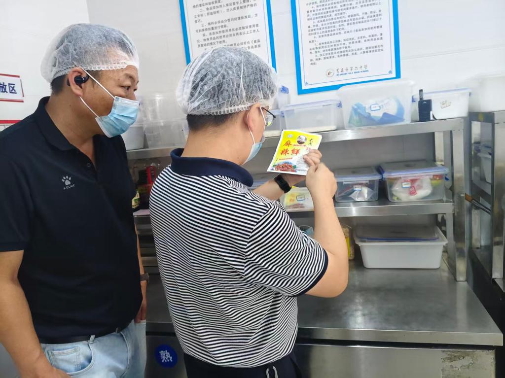 开展校园食品安全专项检...